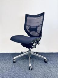【在庫入替品】【ベストなポジションが得られる先進設計！長時間の着座でも疲れにくいサポート感！】■オカムラ（okamura）製　バロンチェア（Baron）　肘無し　ローバック　背・座面メッシュ　■ランバーサポート付き　■ダークブルー【T4】