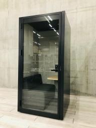【WEB会議や集中作業に！話題の個室防音ブース】■コクヨ（KOKUYO）製　ワークポッド（WORK POD）　フレックス　1人用　■背面ガラスタイプ　■左開きドア　■ソファ/デスク天板 /コンセントボックス  /ダウンライト　■ホワイト【関西倉庫在庫品】【ABW商品】