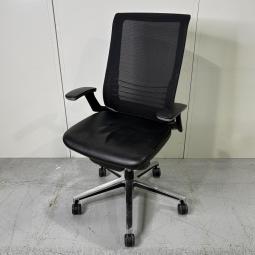 【先進ワークスタイルに対応する革新的機能と最高の座り心地！】■コクヨ(KOKUYO)製　インスパイン(INSPINE)チェア　ハイバック　肘付き　■背面：メッシュ・座面：革張り　■固定肘・ランバーサポート付き　■ブラック【T4】