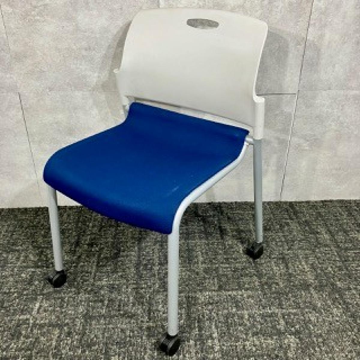 【ぞの】【使わないときは重ねて収納】　■内田洋行 FM-272　スタッキングチェア　/　ブルー　/　　《オフィスバスターズ福岡博多店は、福岡を拠点として、日本全国へ中古オフィス用品・オフィス家具を提供しております》
                        MF-270シリーズ
                                    中古
            