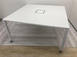 [在庫入れ替えSALE]【打ち合わせ等に非常にお勧め！キャスター付きなので場所の移動も楽々！配線付きミーティングテーブル！】■コクヨ（KOKUYO）製　ワークフィットシリーズ　ミーティングテーブル　W1400
〈岐阜・愛知・三重・静岡・福井〉