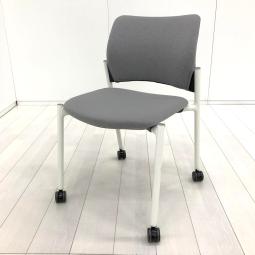 【585104】【使わない時は重ねて収納可能！セミナーや打ち合わせに！】■オカムラ(okamura)製　8147シリーズ　スタッキングチェア　ミーティングチェア　クッションタイプ　■キャスター付　■グレー　ホワイト脚　オフィスバスターズ　水戸サテライト　大子町　北茨城市　高萩市　日立市　常陸太田市　常陸大宮市　那珂市　東海村　ひたちなか市　城里町 水戸市　笠間市　茨城町　大洗町　小美玉市