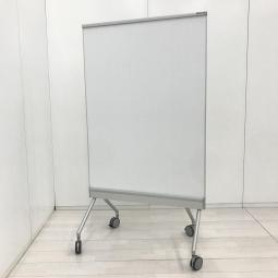 【移動も書き心地もストレスフリーな脚付ホワイトボード！】■オカムラ（okamura）製　脚付ホワイトボード　キャスター付き　板面：W880×D570×H1600mm　【弊社使用欄：A01069229】