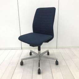 【インテリア発想から生まれた人気タスクチェアー！】■コクヨ（KOKUYO）製　ファブレ（FABRE）チェア　■ファブリック/ストライプタイプ　■ネイビー　【弊社使用欄：A01070985】