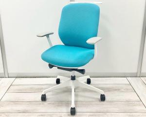 【在庫入替セール】【オカムラ製品で最も人気を集める高機能チェア！】■オカムラ(okamura)製　シルフィ（Sylphy）チェア　肘付き　ローバック　■固定肘・ハンガー付き　■ブルーグリーン ×ホワイトシェル【A01047162】