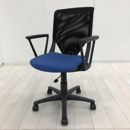 【軽やかな座り心地で、毎日のデスクワークを快適に！】■プラス（PLUS）製　カイノス（KAINOS）チェア　肘付　ローバック　■サークル肘　背面メッシュ　■ブラック×ブルー