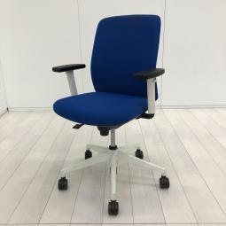 【日のデスクワークにちょうどいい安心感！】■ウチダ（UCHIDA）製　カリッサ（CARISSA）チェア　肘付　ローバック　■可動肘　■ブルー