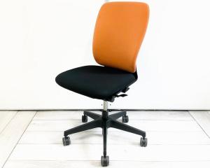 【座る人を選ばない、シンプルスタイルなオフィスの定番シリーズ！　把手付きで汚れ対策＆持ち運びラクラク！】 ■イトーキ（ITOKI）フルゴ(fulgo)　ハイバック肘無　■ブラック×オレンジ