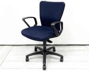【分厚いクッションとシンプルで使いやすい操作性！】【状態良好】オフィスの王道チェアが入荷！/オススメ(おすすめ) /人気商品【弊社使用欄：A01072101】■オカムラ（okamura）カロッツァ（Carrozza）チェア　■ローバック　固定肘付き　■色：ダークブルー