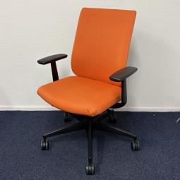 【オフィスの王道！納得の座り心地！魔法のように売れ続けている定番のオフィスチェア！】■コクヨ（KOKUYO）製　ウィザード（wizard）チェア　ハイバック　肘付　■固定肘　■オレンジ×ブラックシェル【T4】