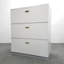【倉庫在庫品】【在庫入替セール】【A4ファイルも沢山収納可能！人気の３段引き出し式キャビネット！】■イトーキ（ITOKI）製　シンライン（THIN LINE）　3段ラテラル書庫　ローキャビネット　■天板/ベース付き　■シリンダー錠　鍵付き書庫　オフィスバスターズ　東大阪店【T4】