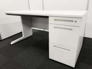 【在庫入替セール品】【ゆったり目の幅1400㎜の片袖デスク】イトーキの人気デスクシリーズ！【大きな配線口が便利！】
[イトーキ　CZRシリーズ　片袖机　配線Ktype　ホワイト　幅1400㎜]【T4】