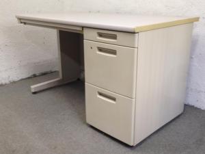 【スタンダードなデザインで高品質！スタッフ増員の際にオススメ！人気のBS片袖デスク！ 】■コクヨ(KOKUYO)製　BS＋シリーズ　片袖デスク　W1200×D700mm　■ニューグレー　■シリンダー錠 ※日焼けあり