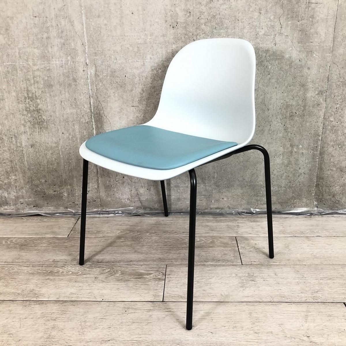 【トレンドをおさえたカラーリングが空間に馴染む！重ねて収納可能なコンパクトな樹脂シェルチェア入荷！】■イトーキ（ITOKI）製　ニーノ（Nino）チェア　ミーティングチェア　スタッキングチェア　背：座シェル　座パッド：ウレタンレザー　■ライトブルー×ホワイトシェル×4本脚ブラック【T4】
                        その他シリーズ
                                    中古
            