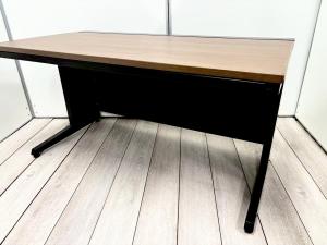 人気の落ち着いたブラウンの木目調天板！おしゃれなオフィスを作りたい方必見！W1400・引き出し付タイプ
 ■オカムラ/アドバンス（advance）/天板：ネオウッドダーク/本体：ブラック