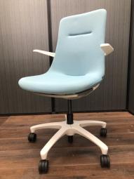 【在庫入れ替え】可愛らしいフォルム！　　■イトーキ　モーブ　ライトブルー　固定肘