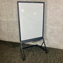 【オカムラ製の自立式ホワイトボード】《オフィスバスターズ福岡博多店は、福岡を拠点として、日本全国へ中古オフィス用品・オフィス家具を提供しております》