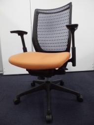 【関西倉庫在庫品】オカムラ製　ヴィスコンテチェア　可動肘付き　オレンジ×ブラック(ヌードバック)　ハイバック肘付　【弊社使用欄：A01070236】