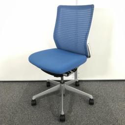 【定価約１３万円】【厚めのクッションで快適な座り心地を実現！どんな空間にも調和するデザインと最上級の操作性】■オカムラ(okamura)製 　コーラル(Choral)チェア　肘無ミドルバック　背面メッシュ　■色：アクアブルー×ホワイトシェル