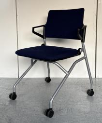 【使わないときは折り畳んで収納！キャスター付だから動作も楽々！】■ウチダ（UCHIDA）製　FM-345シリーズ　ネスティングチェア　ミーティングチェア　■背パッド/リング肘/キャスター付き　■ネイビーブルー
