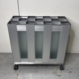 【キャスター付き業務用傘立て！21本スマート収納！移動も管理も、雨の日をもっと快適に！】■傘立て　■21名用（縦3ｘ横7）　■キャスター付き　■シルバーブラック