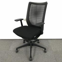【高いデザイン性と快適なクッション性が人気のOAチェア！】■オカムラ（okamura）製　ヴィスコンテチェア　肘付ハイバック　■固定肘　■背面樹脂メッシュ　■プレーンブラック