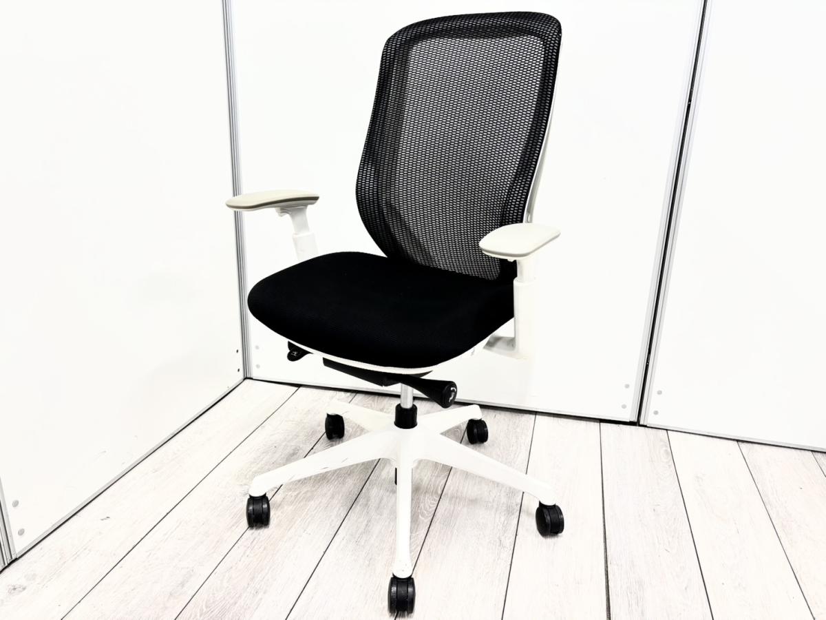 趣味、仕事、万事に備えて！一意専心に助太刀を！前傾チルト機能付き！オカムラ製品で最も人気を集める高機能メッシュチェア！
 ■オカムラ/シルフィー(Sylphy)/ブラック×ホワイトフレーム　ハイバック　※サブリナシリーズの可動肘付！
                        シルフィーメッシュ
                                    中古
            