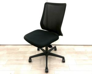 腰まわりをしっかりホールド！長時間作業も快適フィット！/オススメ(おすすめ) /人気商品【弊社使用欄：A01042095】■オカムラ(okamura)製　フルーエント(Fluent)チェア　肘無　ローバック　背面メッシュ　■ブラック