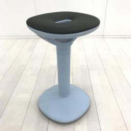 【座るでも、立つでもない！ちょうどいい姿勢をつくる一脚！】■イトーキ（ITOKI）製　ピッコ（picco）ハイスツール　ミーティングチェア・多目的チェア　■ViralOff（抗ウイルス・抗菌加工）対応　■ 座面: 布地張り 　■脚:ミストブルー /座:オフブラック　【弊社使用欄：A01071190】