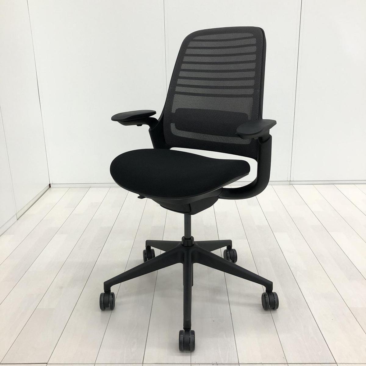 エアポケット内蔵クッションで包まれるような座り心地 ！/オススメ(おすすめ) /人気商品【弊社使用欄：A01061616】■スチールケース（Steelcase）製　シリーズ1（Series1 ）チェア　肘付ローバック　■可動肘　 ■背面：グラファイト
                        シリーズ1 チェア
                                    中古
            