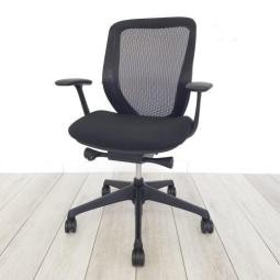 オカムラの大人気ワークチェア“シルフィー”のアームレスト付きモデルが入荷！ブラックボディのスタイリッシュなデザインで、省スペースでも使いやすく快適。オフィスにも在宅にもおすすめの高機能チェアです/オススメ(おすすめ) /人気商品【弊社使用欄：A01061979】■オカムラ/シルフィ