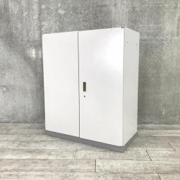 【書類の収納スペースを増やしたい方に！収納力抜群な観音開きタイプのキャビネット】■イトーキ（ITOKI）製　シンライン（THIN LINE）　両開き書庫　ローキャビネット　■シリンダー錠　■ホワイト