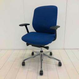 【584141】【前傾チルト機能付き】【オカムラ製品で最も人気を集める高機能メッシュチェア！】■オカムラ（okamura）製　	シルフィー（Sylphy）チェア　肘付き　ローバック　■固定肘　■ブルー×ブラックシェル　オフィスバスターズ　水戸サテライト　大子町　北茨城市　高萩市　日立市　常陸太田市　常陸大宮市　那珂市　東海村　ひたちなか市　城里町 水戸市　笠間市　茨城町　大洗町　小美玉市