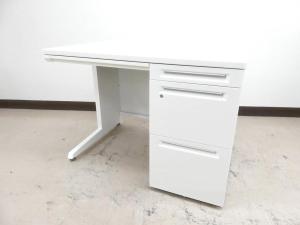 ※一部日焼けによる使用感あり【人気のコンパクトサイズ！収納も充実で使いやすい片袖机！】/オススメ(おすすめ) /人気商品【弊社使用欄：A01044142】 ■片袖デスク　W1000㎜　■ネオホワイト　■シリンダー錠 /オカムラ(okamura)製　アドバンスシリーズ(ADVANCE)