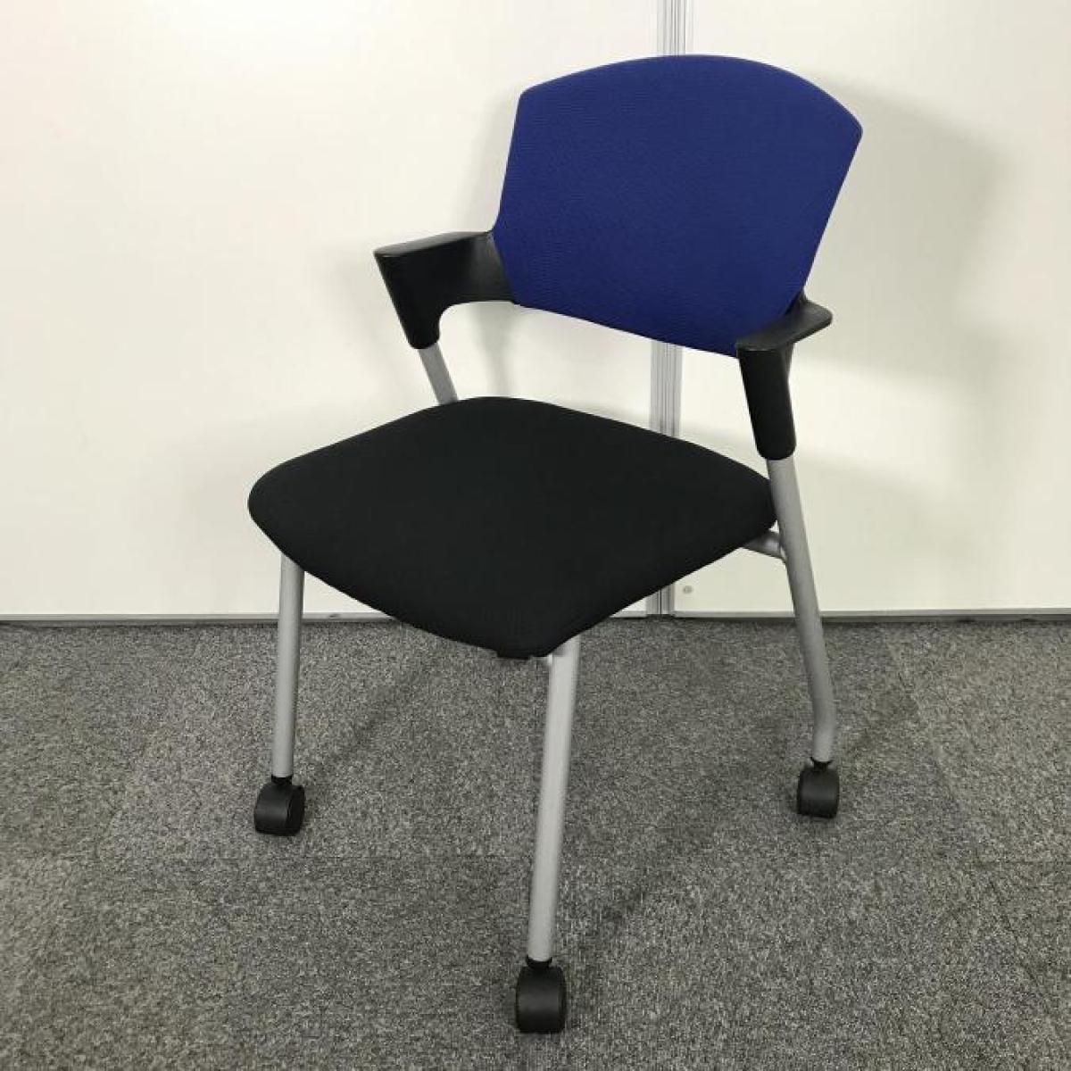 【シンプルスマートなスタッキングチェア！分厚いクッションで長時間でも快適な座り心地！】■コクヨ(KOKUYO)製　プロッティ(Protty)シリーズ　肘付スタッキングチェア　■固定肘　■キャスター付　■背面ブルー×座面ブラック
                        プロッティチェア
                                    中古
            