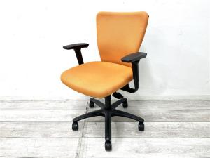 【定価約8万円】【人気シリーズの肘付きハイバックチェアの入荷です】■オカムラ製　カロッツァ　肘付きハイバックチェア ■オレンジ　■コートハンガー付き