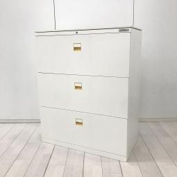 【大きく開いて収納物が見やすく、収納力も抜群！どの空間でも使いやすいホワイトカラー！】■オカムラ（okamura）製　SAデュオラインシリーズ 　3段ラテラル　ローキャビネット　W900×D450㎜　■天板付　■シリンダー錠　■ホワイト　※取っ手部分日焼け有り　【弊社使用欄：A01070300】