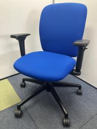 【安定感抜群！海外一流メーカー製のナイスなチェア】■Steel case製　■アプト(apt)チェア　■ブルー ※昇降ガス圧弱めの商品となります。微量ですが時間の経過と共に少しずつ座面が下がる場合がございます。