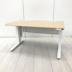 【電動で高さ調整可能・立ち姿勢を取り入れた新しいワークスタイルへ！】■オカムラ(okamura)製　スイフト(Swift)シリーズ　電動昇降デスク　昇降テーブル　平机　W1150×D700×H650～1250㎜　■配線口・幕板付　■天板：木目ナチュラル・脚：ホワイト【AD】