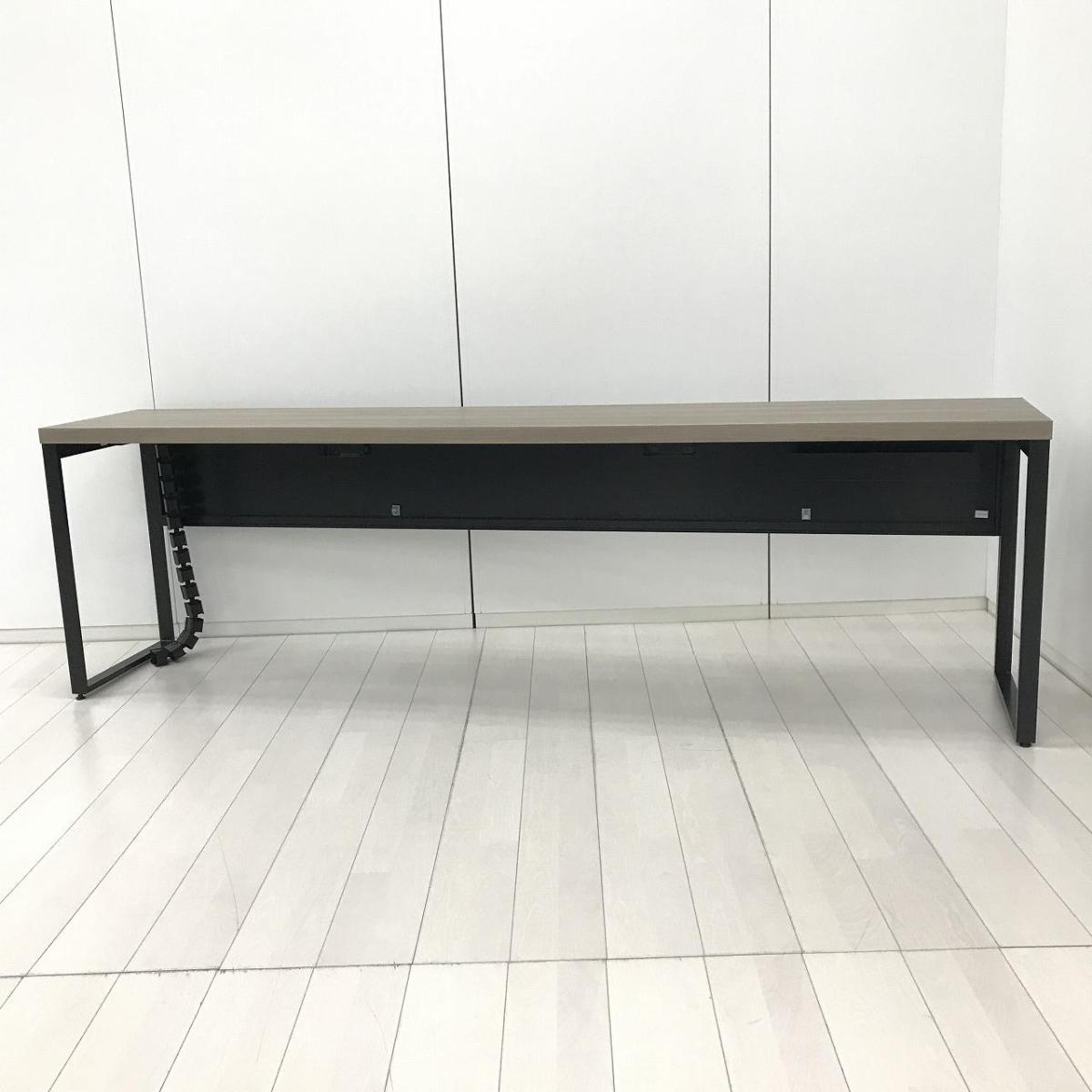 【令和トレンド】【リフレッシュスペースにお勧め！オシャレナデザインのカウンターテーブル！】■オカムラ(okamura)製　アルトピアッツァ(Alt Piazza)シリーズ　カウンターテーブル　W2400×D450×H720㎜　■天板：木目ナチュラル/脚：ブラック※搬入経路にご注意ください【AD】
                        Alt Piazza（アルトピアッツァ）
                                    中古
            