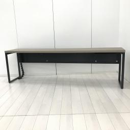 【令和トレンド】【リフレッシュスペースにお勧め！オシャレナデザインのカウンターテーブル！】■オカムラ(okamura)製　アルトピアッツァ(Alt Piazza)シリーズ　カウンターテーブル　W2400×D450×H720㎜　■天板：木目ナチュラル/脚：ブラック※搬入経路にご注意ください【AD】