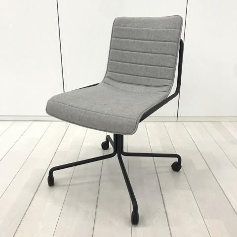 【中古】offset frame XYS-C0FE6K9C2 XYB-COF3E6ANN コクヨ（KOKUYO） スタッキングチェア