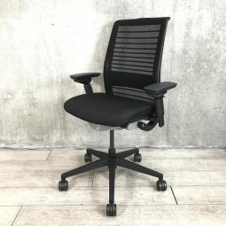 【576617】【あなたの座るを考える！ワイヤー構造が体を支える、有名海外メーカー製の定番チェア！】■スチールケース(Steelcase)製　シンク(think)チェア　肘付ハイバック　メッシュバックタイプ(3Dニット)　■可動肘・ランバーサポート付き　■ブラック(リコリス) オフィスバスターズ　水戸サテライト　大子町　北茨城市　高萩市　日立市　常陸太田市　常陸大宮市　那珂市　東海村　ひたちなか市　城里町 水戸市　笠間市　茨城町　大洗町　小美玉市