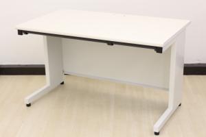 【西】【シンプルで使いやすいデザイン！！プラス　フラットライン　平机　ホワイト　W1200 D600　■PLUS（プラス）フラットライン　平机　■ホワイト 【チェア】【椅子】【イス】【事務椅子】【デスク】【机】【書庫】【書棚】【棚】【ラック】【収納】【格安】【安い】【メーカー】【レイアウト変更】【模様替え】【福岡オフィス家具】【福岡中古家具】【中古事務什器】【中古チェア】【中古椅子】