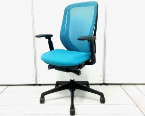 【訳アリ品】背のカーブを変えられる！新感覚のオフィスシーティング！包み込まれるような快適な座り心地！
■オカムラ/シルフィーチェア/ブルーグリーン　可動肘付　※上下昇降不良