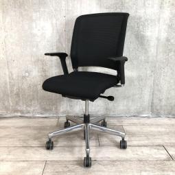 【すっきりとしたフォルムが人気！有名海外メーカー製のスタイリッシュチェア！】■インタースツール（Interstuhl）製　サントス チェア 　肘付き　ハイバック　■可動肘　■背面メッシュ　■ブラック