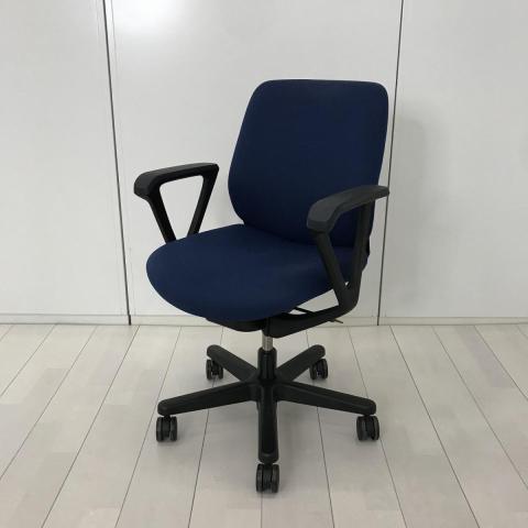 【中古】トルテチェア  イトーキ（ITOKI） 肘付ローバックチェア