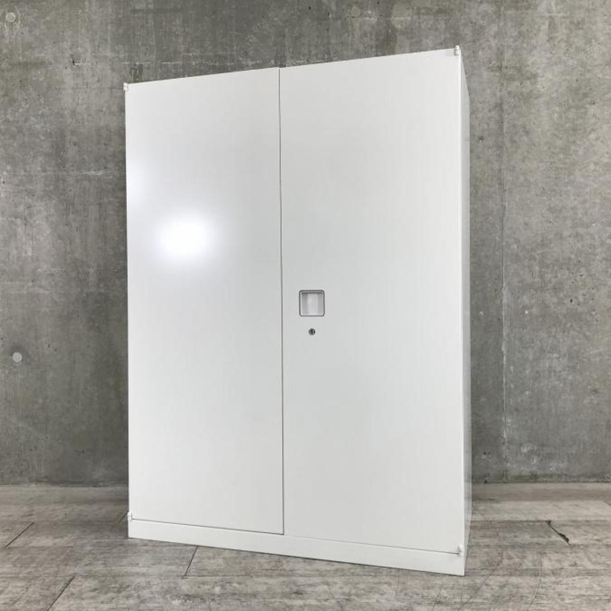 ちょっと大きいサイズがポイント！A4ファイルを4段収納可能な観音開きタイプの単体キャビネット！H1250mmの両開き書庫　
■オカムラ/レクトライン/ホワイト　通常のキャビネットでは少し収納が足りない…そんなお客様におすすめ！！
                        レクトライン
                                    中古
            