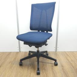 【クレジット決済優先】【T4】【商品入替のため、残り2脚限り】【定価約12万円】イトーキ製　セレーオシリーズ　ネイビーブルー　ブラックフレーム　メッシュ背面　ハンガー付　座るとわかる快適さ・骨盤にしっかりフィットする！　チェア自らが動き座る人の体を支える「おもてなし」の心を体現した高級チェア！ 　肘無しハイバックチェア！！【KT在庫】