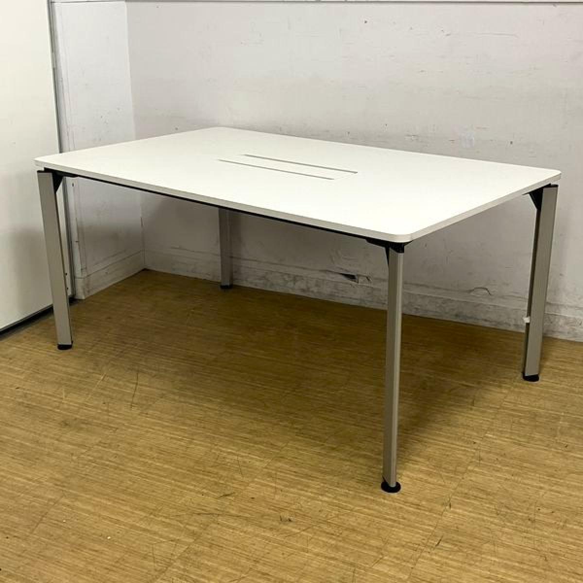 イトーキ　DE　ミーティングテーブル　幅1500mm×奥行900mmの定番サイズ　4名様推奨　ホワイト天板　シンプルな4つ脚タイプ　配線付き
                        DEシリーズ
                                    中古
            
